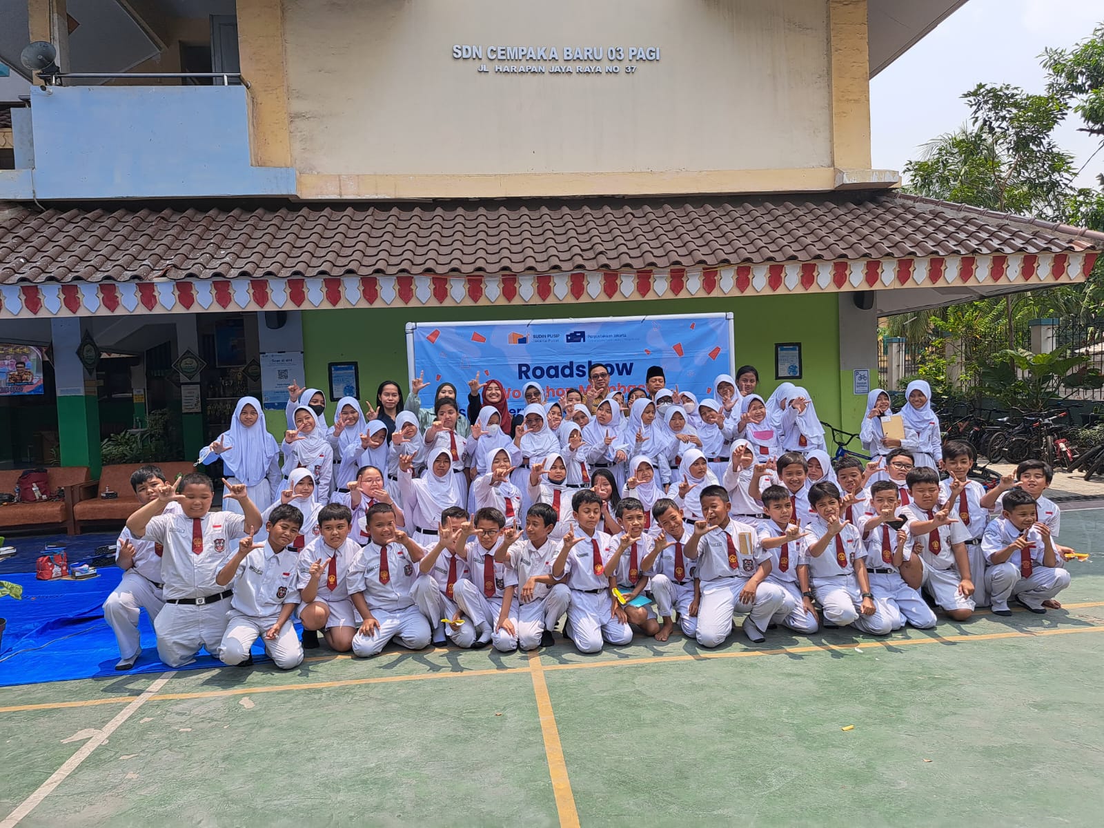 60 Siswa Sekolah Dasar Negeri (SDN) Cempaka Baru 03 ikuti Roadshow Workshop Membaca dan Literasi Perpustakaan