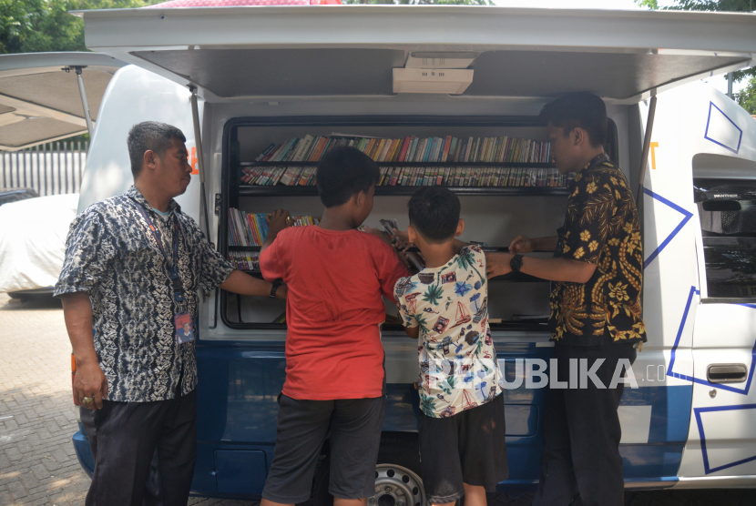 Upaya Meningkatkan Literasi Lewat Mobil Perpustakaan Keliling