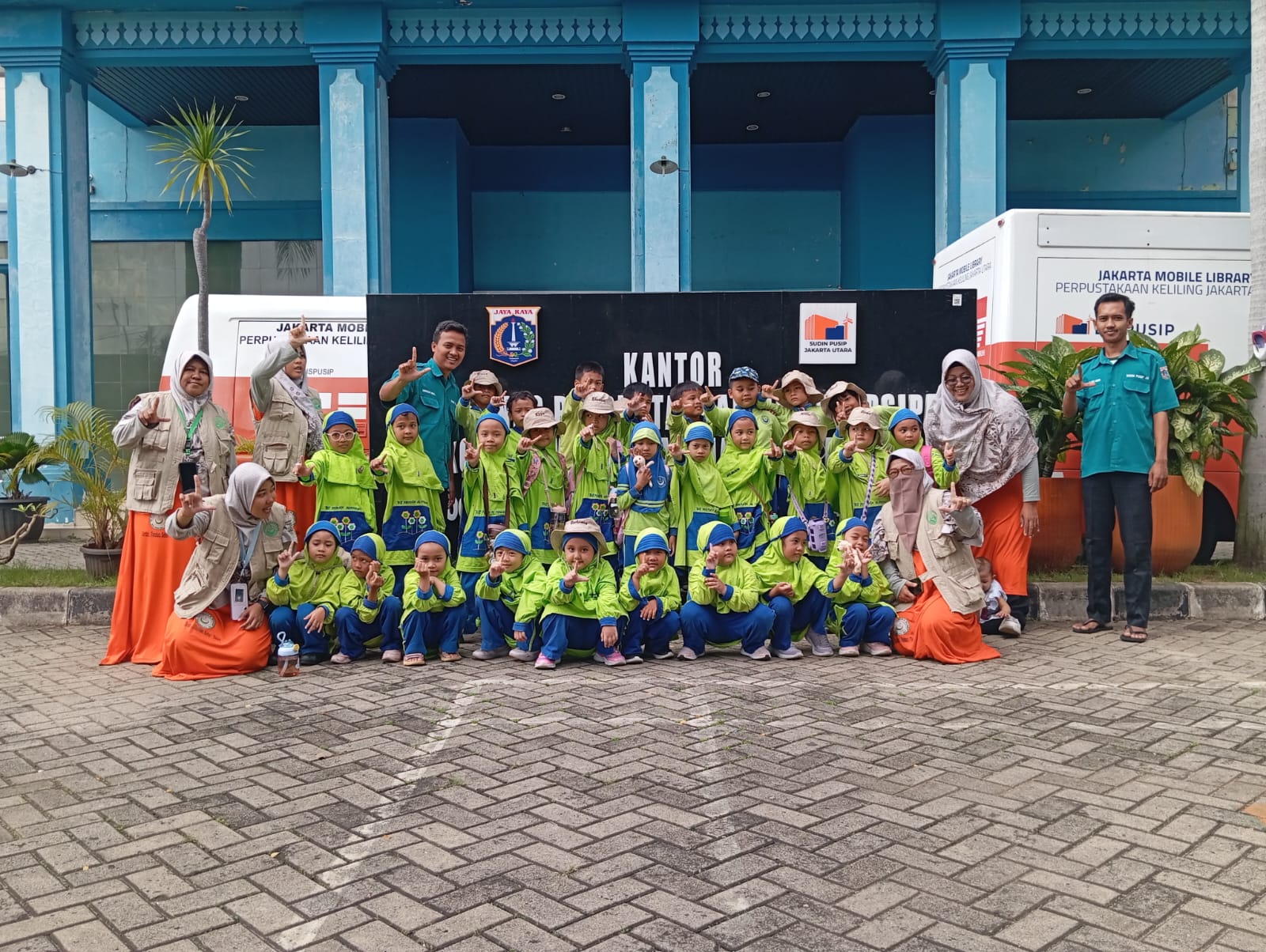 Wisata Literasi Perpustakaan Jakarta Utara: Mengenalkan Dunia Perpustakaan kepada Anak-Anak TKIT Permata Al Maidah