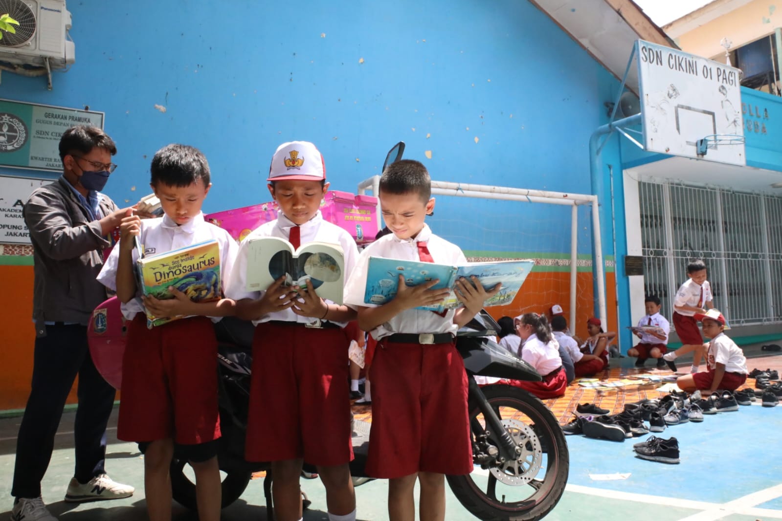 Petugas perpustakaan keliling melayani pemustaka anak