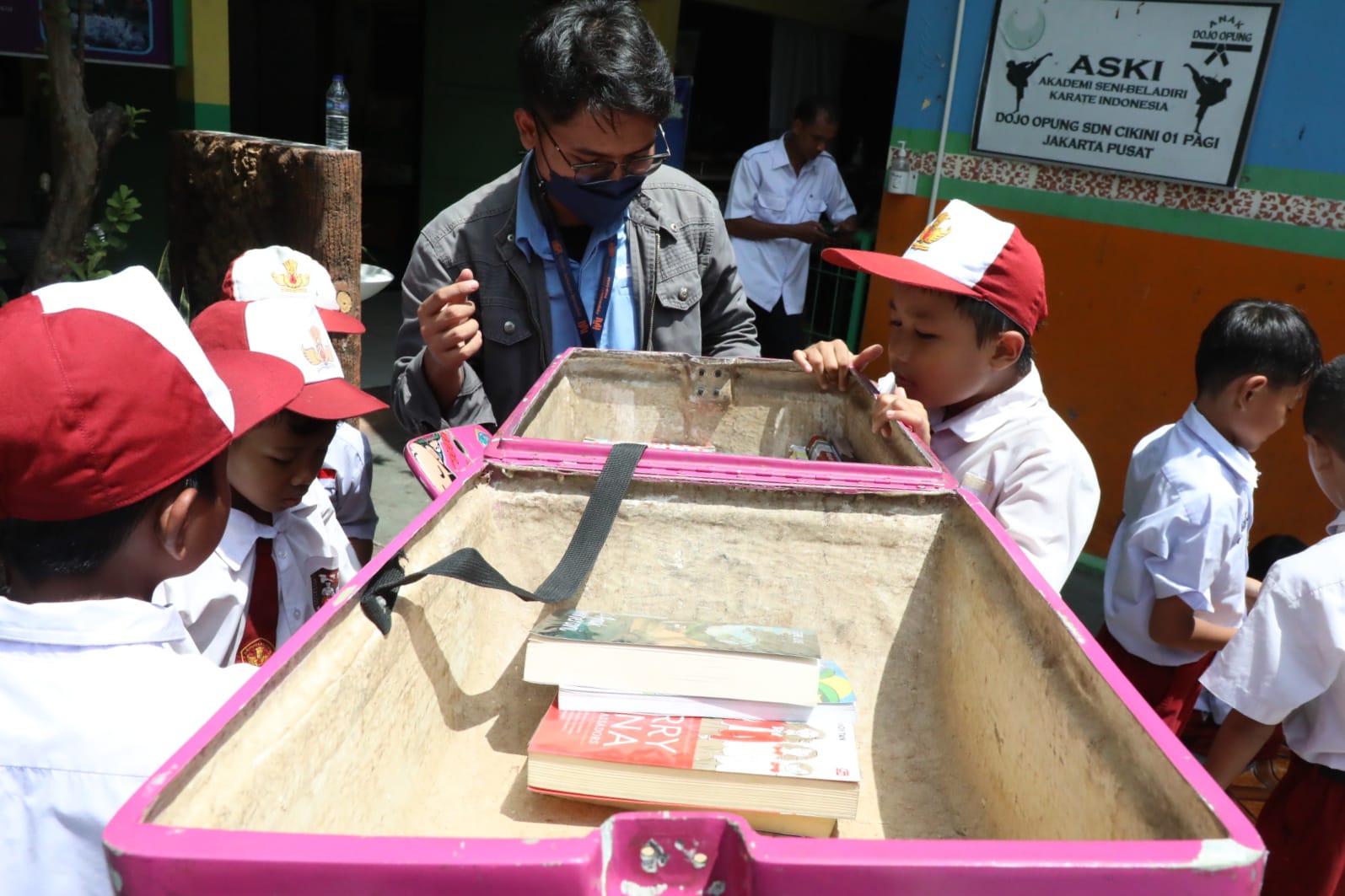 Petugas perpustakaan keliling melayani pemustaka anak