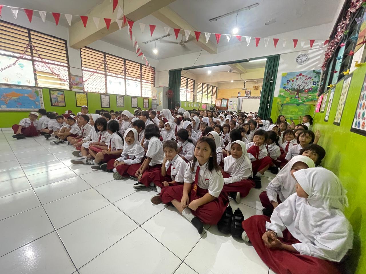 Anak - Anak Antusias Mendengarkan Dongeng