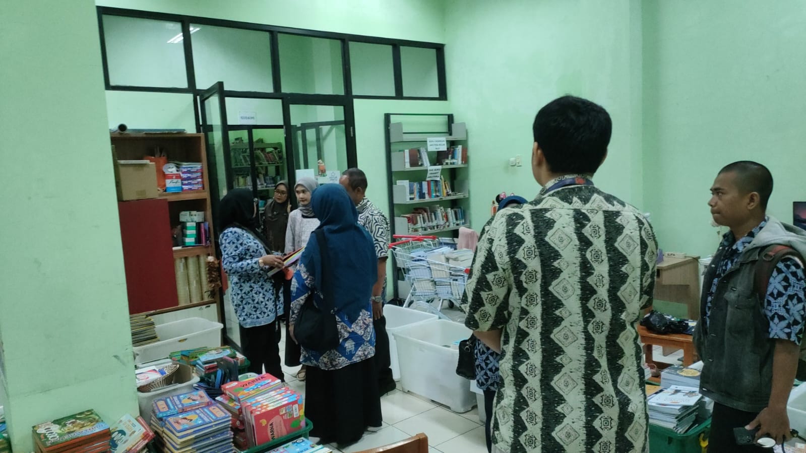 Kunjungan Ruang Layanan Anak dan Ruang Pengolahan Koleksi di Lantai 2