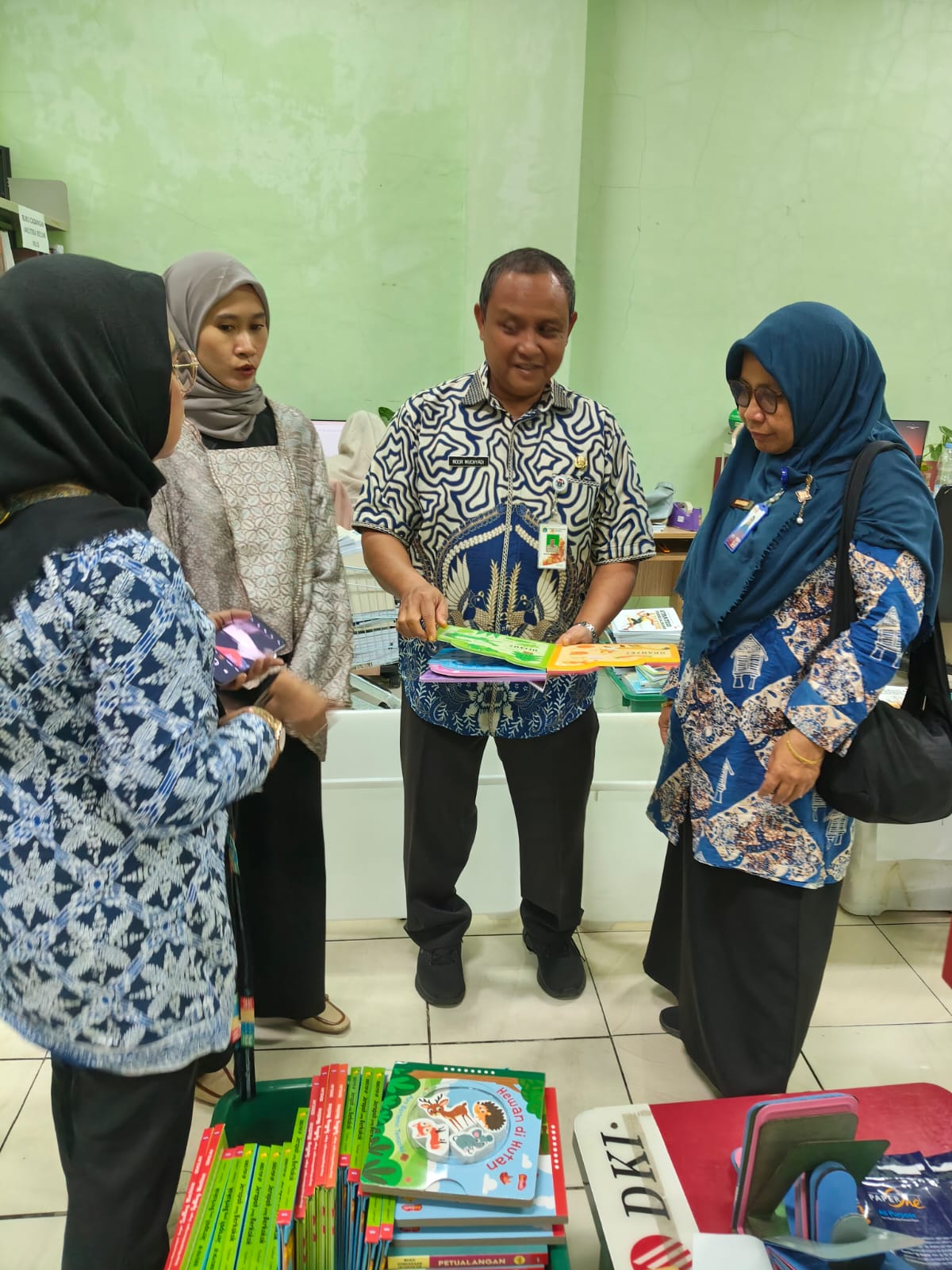 Kunjungan Ruang Layanan Anak dan Ruang Pengolahan Koleksi di Lantai 2