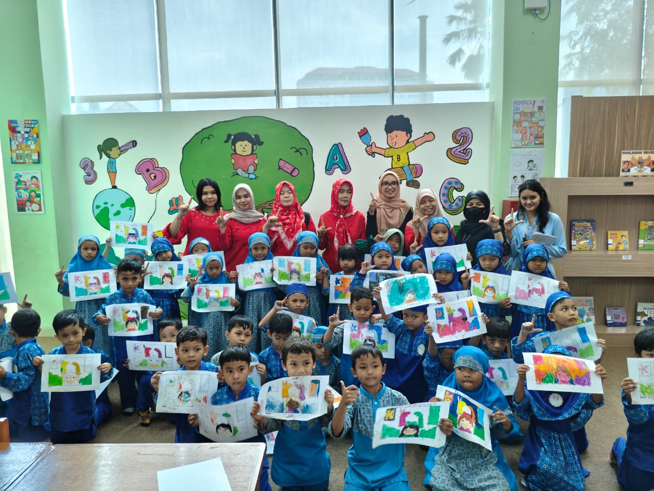 Foto Bersama setelah Mewarnai Bertema Dongeng